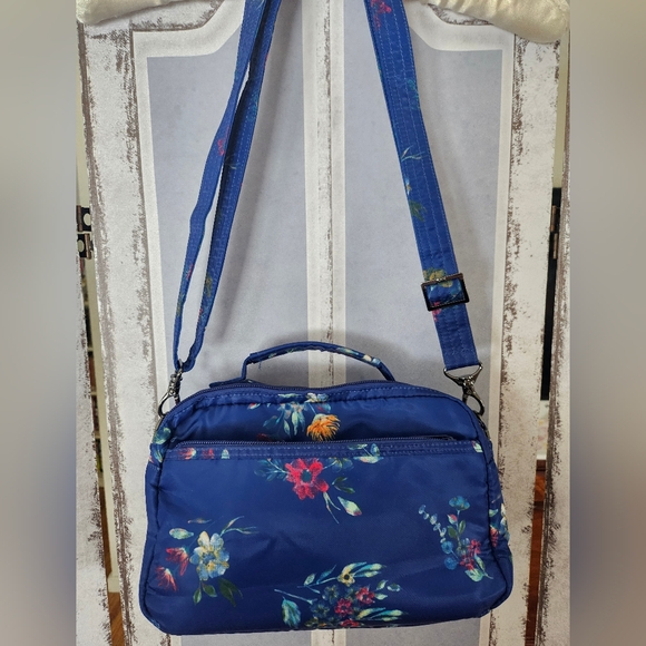 Lug Scoop In Bouquet Blue With NWT Heart Pouch - Picture 4 of 13